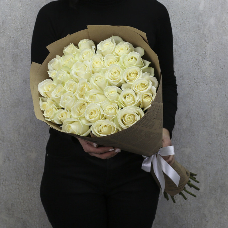 35 белых роз "Аваланч" 70 см в крафт бумаге, стандартный