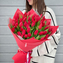Букет красных тюльпанов