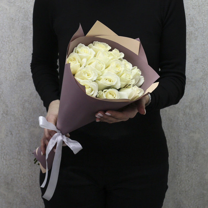 15 белых роз "Аваланч" 40 см в дизайнерской упаковке, стандартный