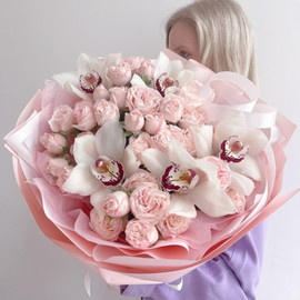 Шикарный букет с орхидеями и пионовидными розами