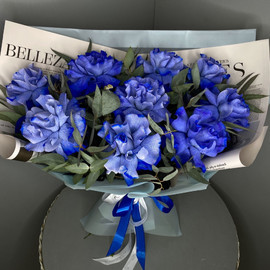 Синие розы с голубым эвкалиптом