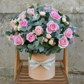 Hat box with pink and cream roses