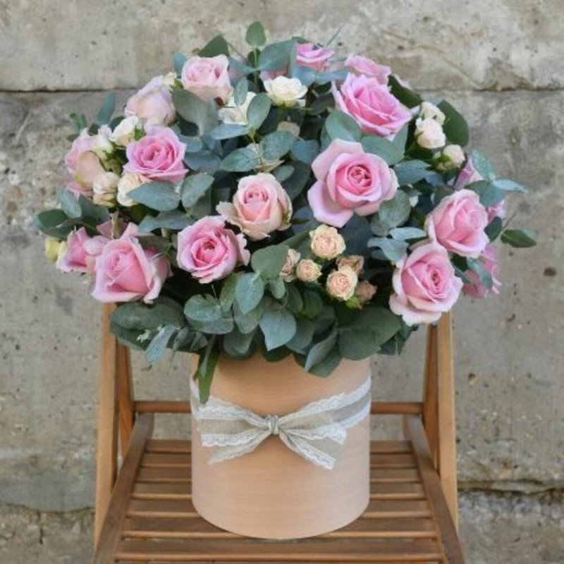 Hat box with pink and cream roses, standart