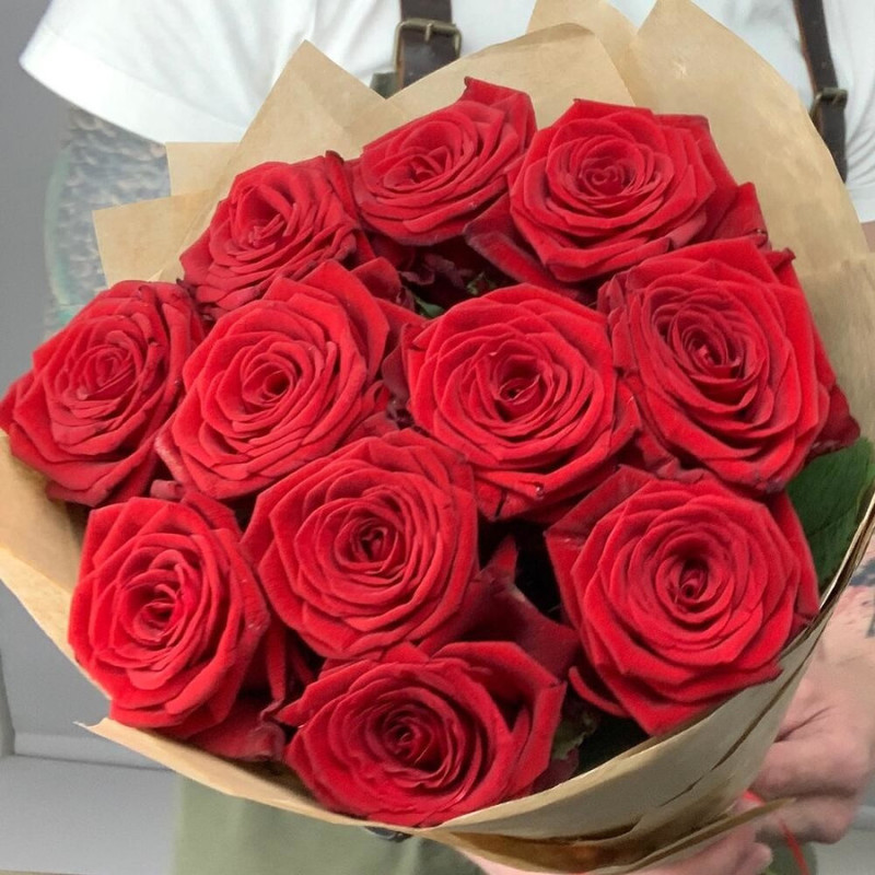 Букет из 11 красных роз в дизайнерском оформлении 50 см, стандартный