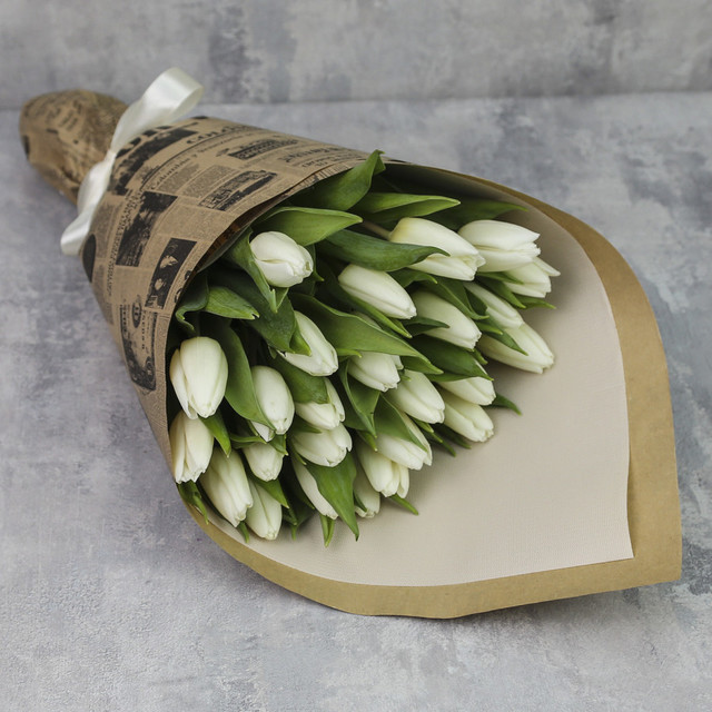 Букет из 25 тюльпанов «Белые в крафте», стандартный