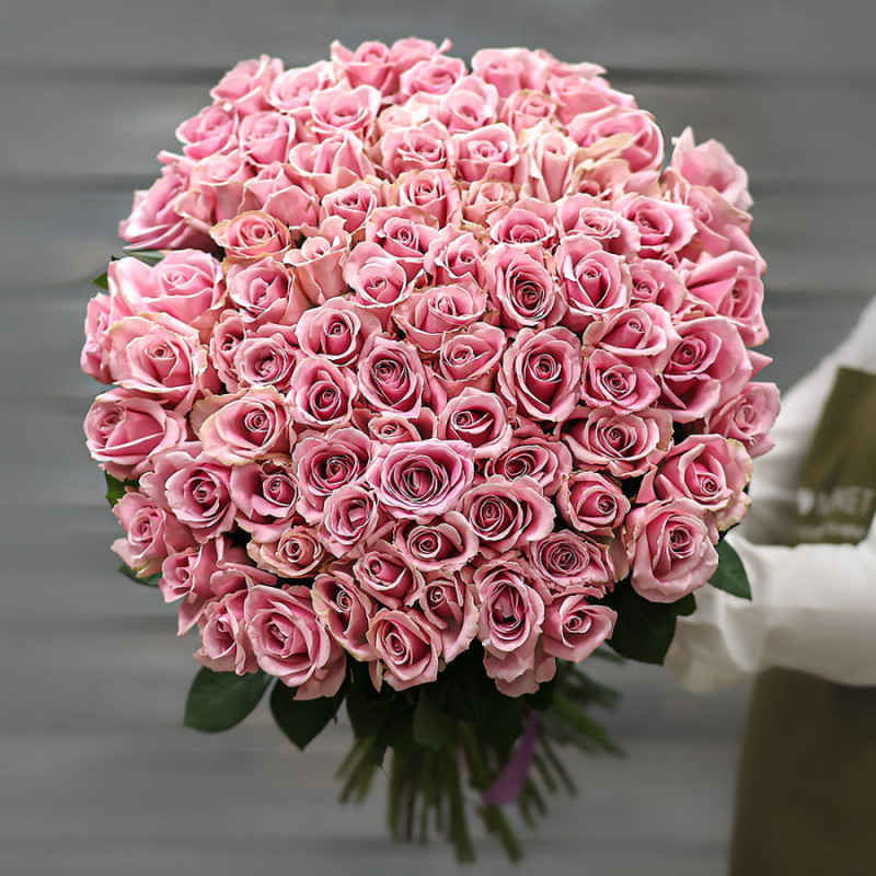 Букет из 101 нежно-розовой розы (Россия) с лентой 60 см, стандартный