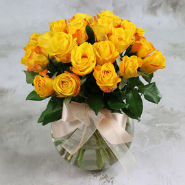 Bouquet of 25 yellow roses with 40 cm ribbon