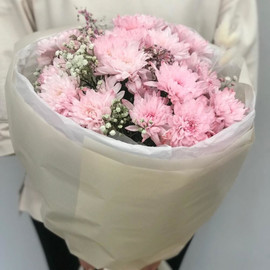 Букет из нежно-розовых хризантем