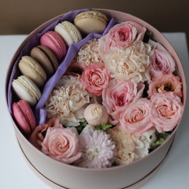 Hat flower box with macaroons