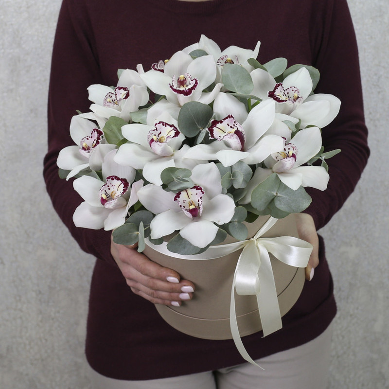 Белые орхидеи с эвкалиптом в коробке "Бабочки", стандартный
