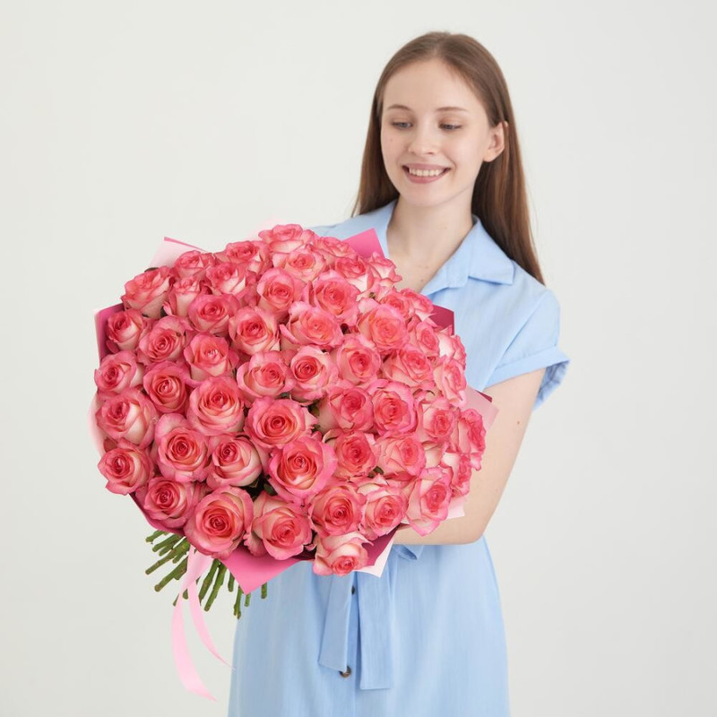 Букет из 51 розовой розы в дизайнерском оформлении 50 см, стандартный