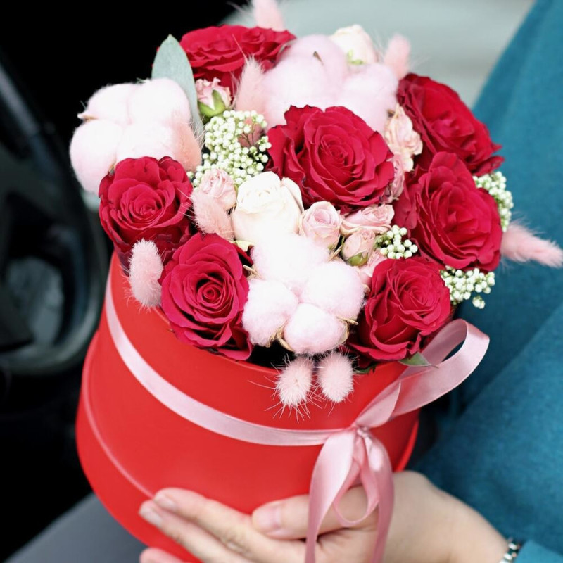 Large arrangement with red roses and cotton in a hat box, standart