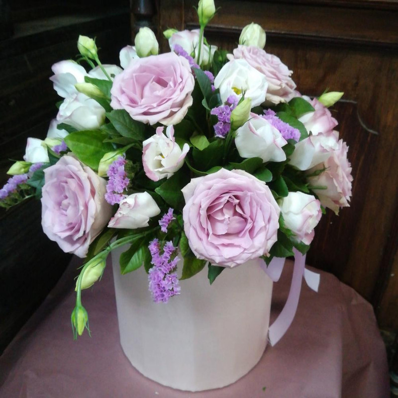 Шляпная коробка из роз и эустом, стандартный