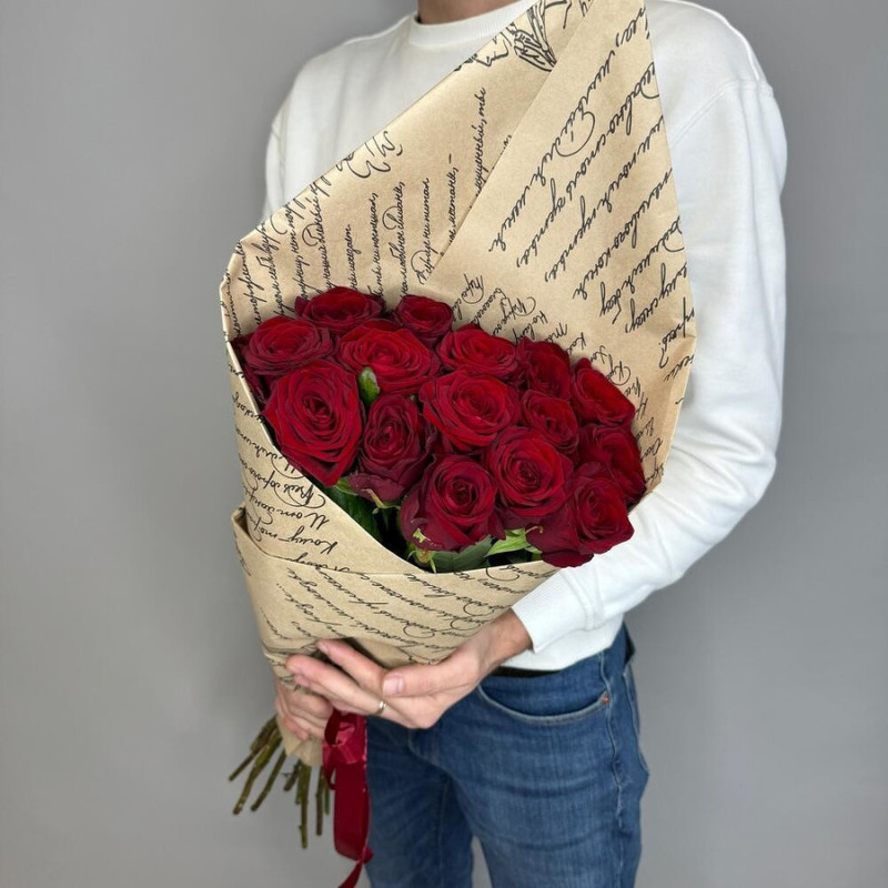 Букет из 15 красных роз в крафте 50 см, стандартный