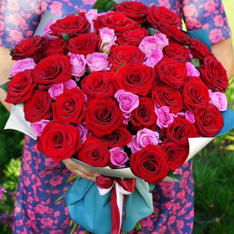 Букет из 51 красной и розовой розы, стандартный
