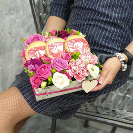 Цветочная композиция с лизиантусом, розой и печеньем