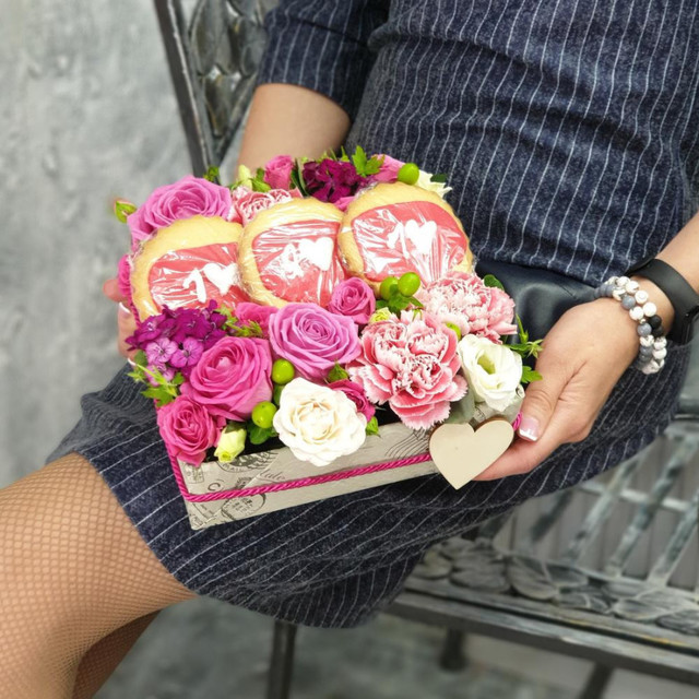 Цветочная композиция с лизиантусом, розой и печеньем, стандартный