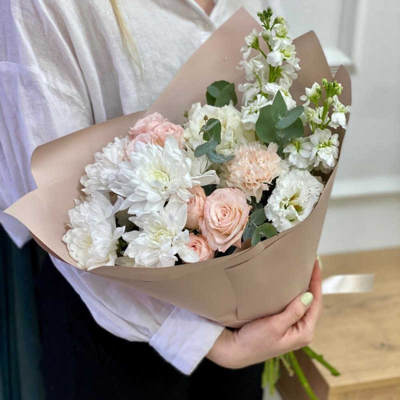 Delicate bouquet with matthiola and roses, standart