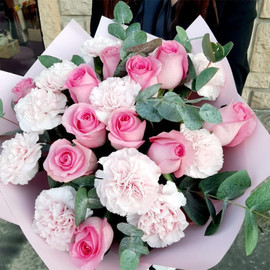 Букет с розами, диантусами и эвкалиптом "С нежностью"