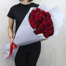 25 красных роз "Ред Наоми" 80 см в дизайнерской упаковке