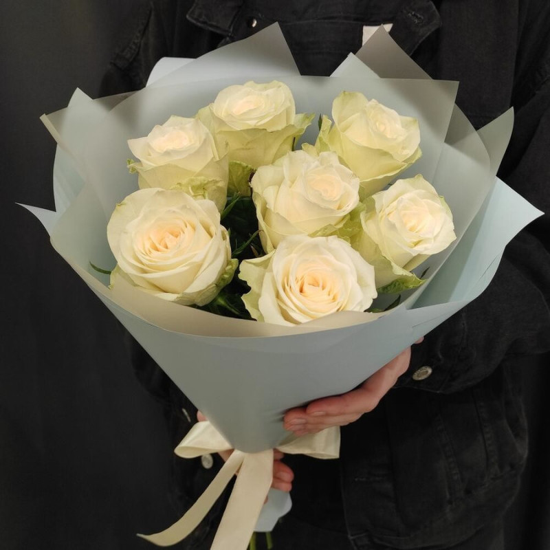 Bouquet of 7 white roses in designer decoration 50 cm, standart