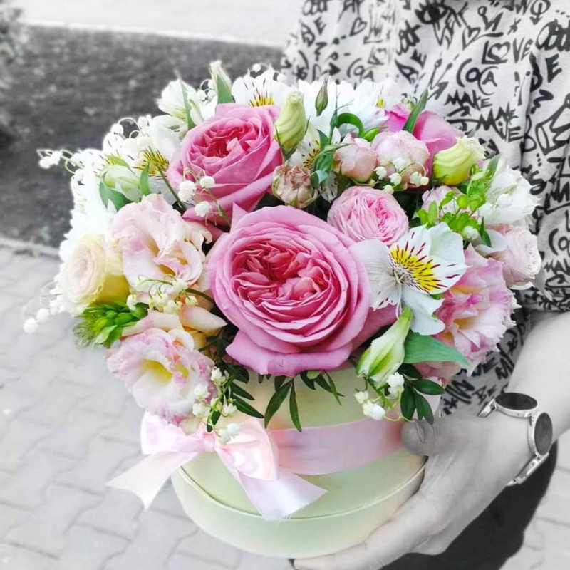 Roses and Alstroemerias in a hatbox, standart