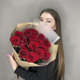 Крупная красная роза с эвкалиптом