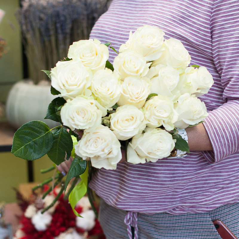 Букет из белых роз (15 роз), стандартный
