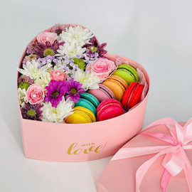 Macarons with flowers