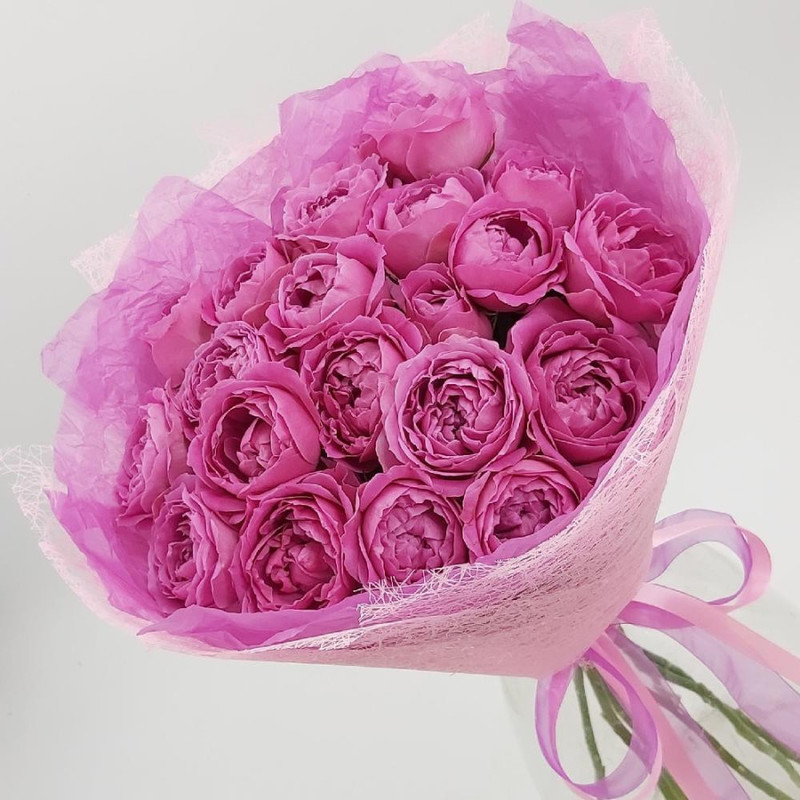 Букет из 7 кустовых роз сорта Мисти Баблз в оформлении, стандартный