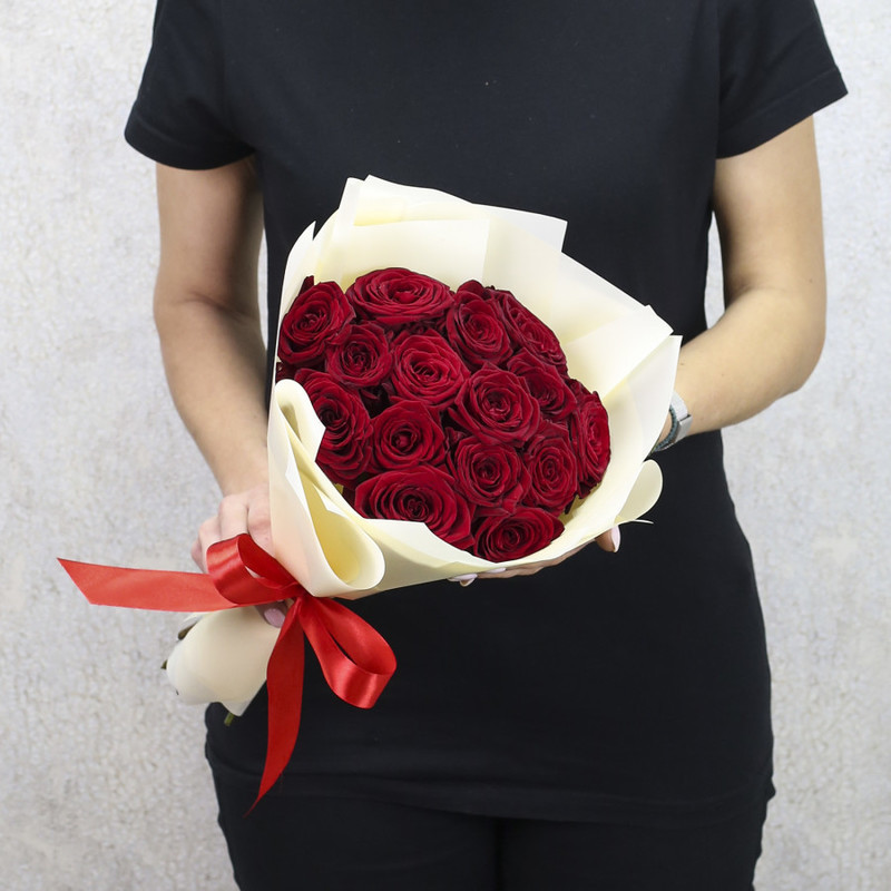 15 красных роз "Ред Наоми" 40 см в дизайнерской упаковке, стандартный