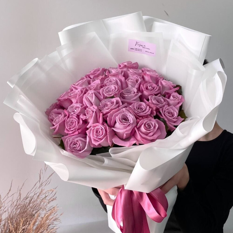 35 ароматных роз в дизайнерской упаковке, стандартный