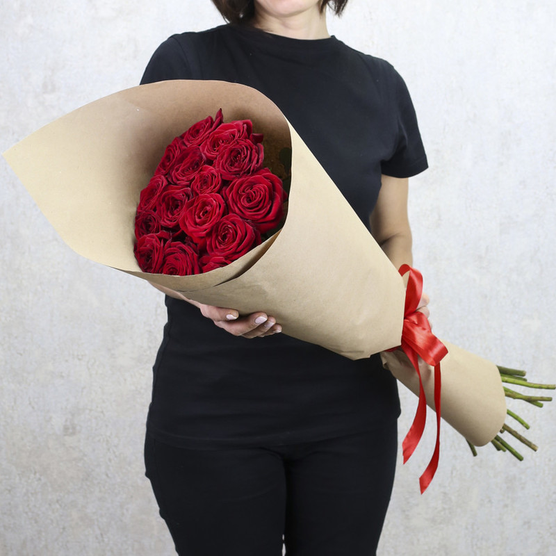 15 красных роз "Ред Наоми" 80 см в крафт бумаге, стандартный