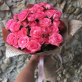 15 веток розовых кустовых роз в оформлении