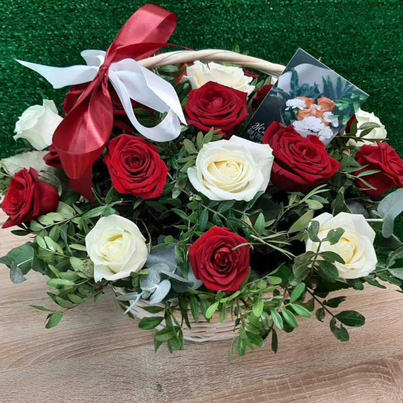 Basket of 35 white-red roses, standart