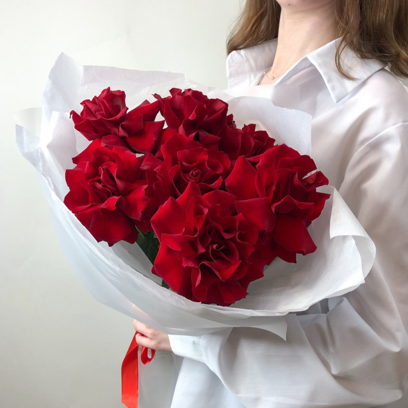 Bouquet of scarlet French roses, standart