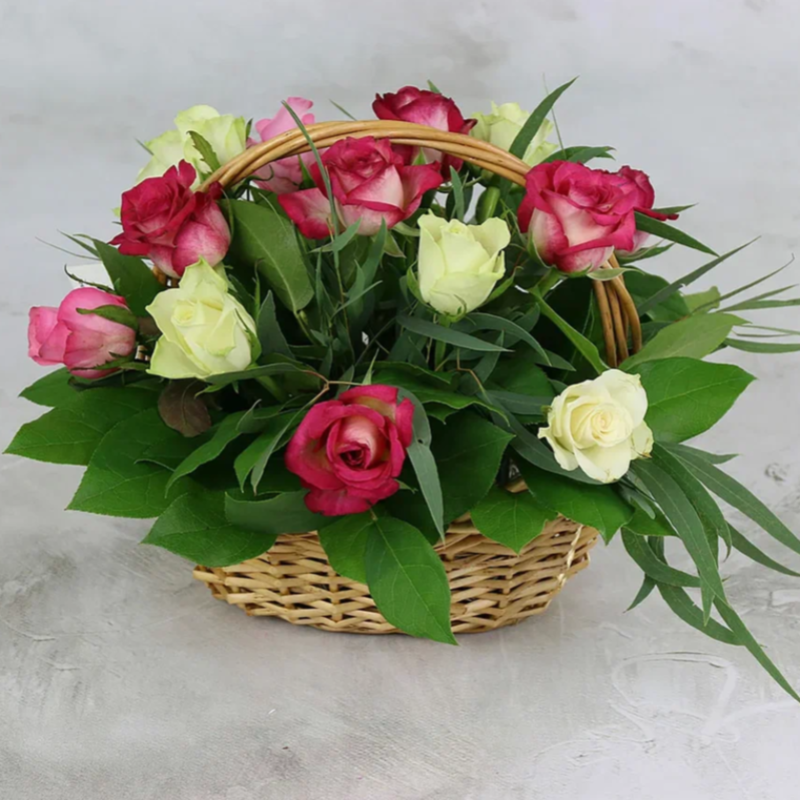 15 white and pink roses 40 cm in a basket, standart