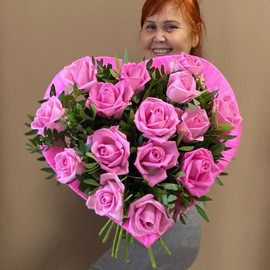 Букет в форме сердца из 15 роз