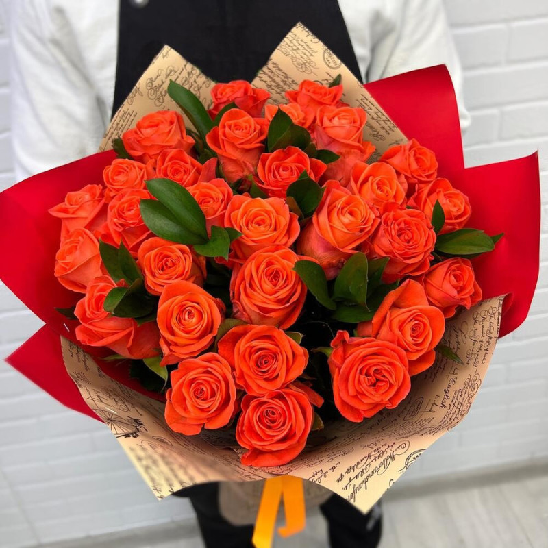 Букет из 29 оранжевых роз с зеленью в дизайнерском оформлении 50 см, стандартный