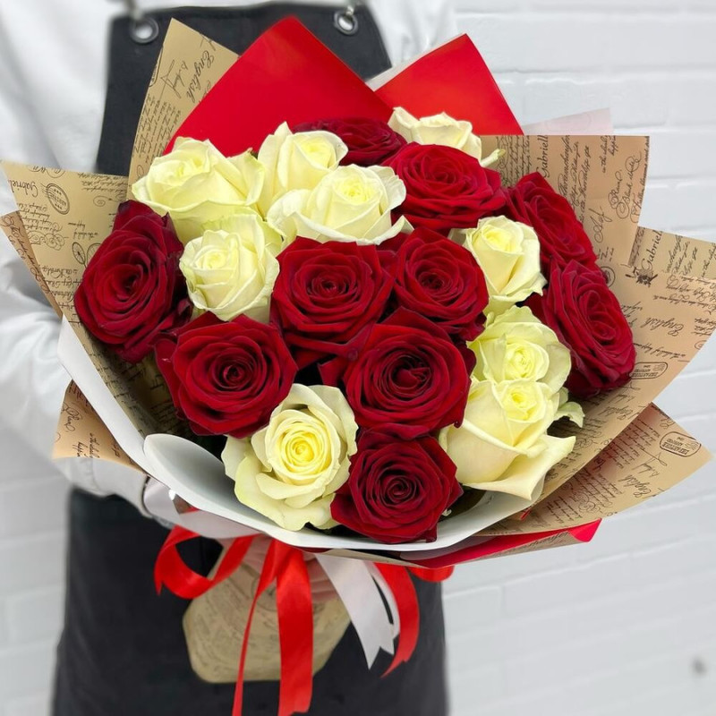 Bouquet of 19 white and red roses in designer decoration 50 cm, standart