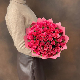 Букет из 51 розовой одноголовой розы в дизайнерском оформлении 50 см