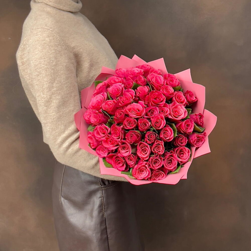 Букет из 51 розовой одноголовой розы в дизайнерском оформлении 50 см, стандартный