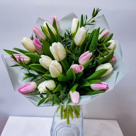 Разноцветные тюльпаны с эвкалиптом