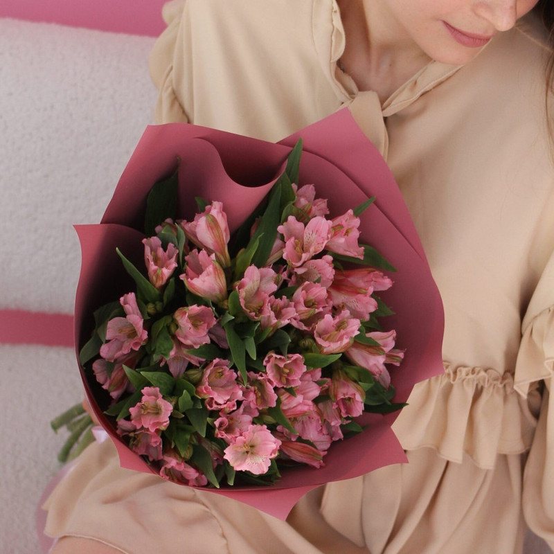 Bouquet of pink alstroemerias, standart