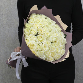 51 белая роза "Аваланч" 40 см в дизайнерской упаковке