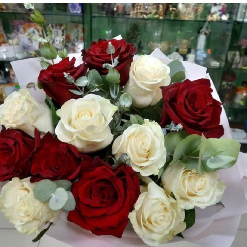 Bouquet of white and red roses, standart