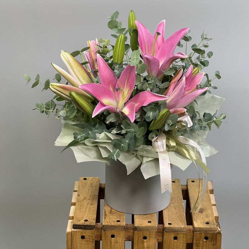 Bouquet of flowers in a box: "The Crowned Lady", standart