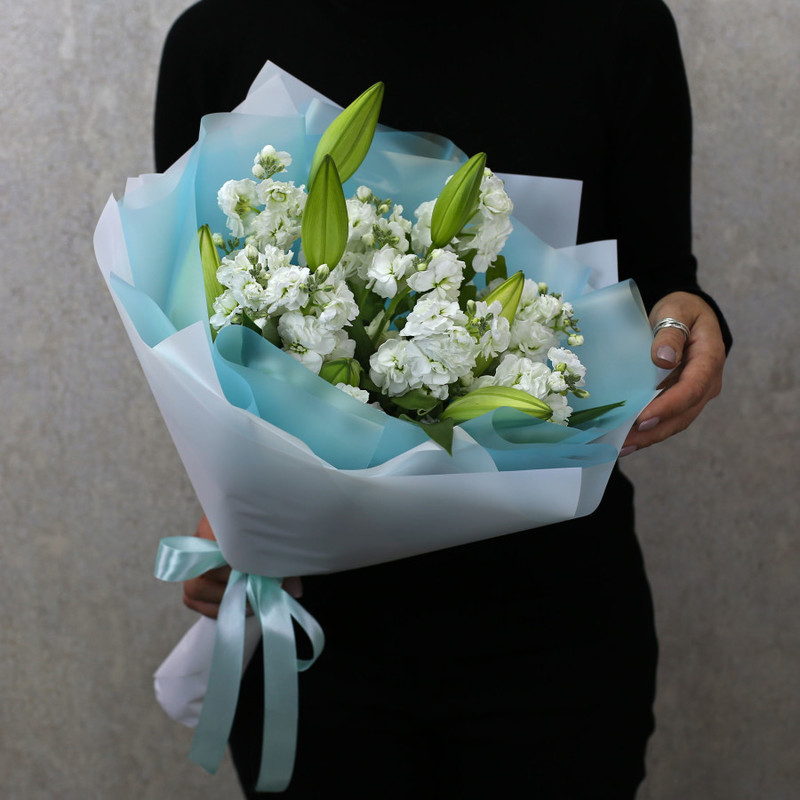 Bouquet of lilies and white matthiola "Delicate frost", standart