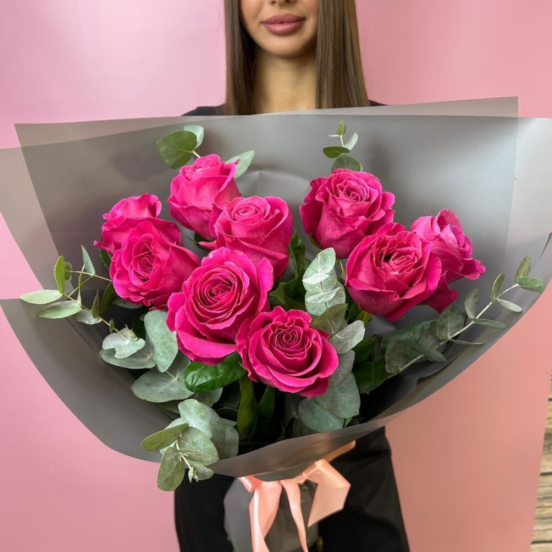 Букет из 9 розовых роз с зеленью в дизайнерском оформлении 50 см, стандартный