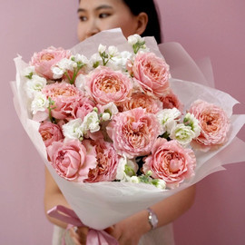 Bouquet of spray roses and matthiol